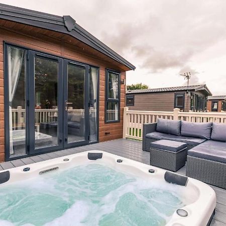 The Serenity Lodge With Hot Tub York Kültér fotó