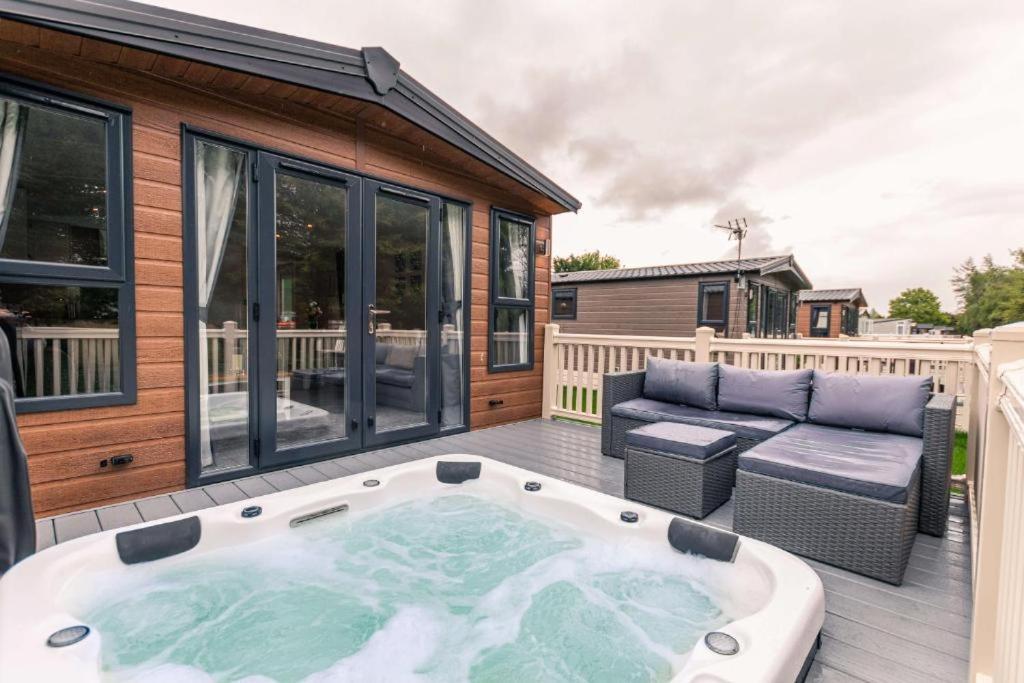 The Serenity Lodge With Hot Tub York Kültér fotó